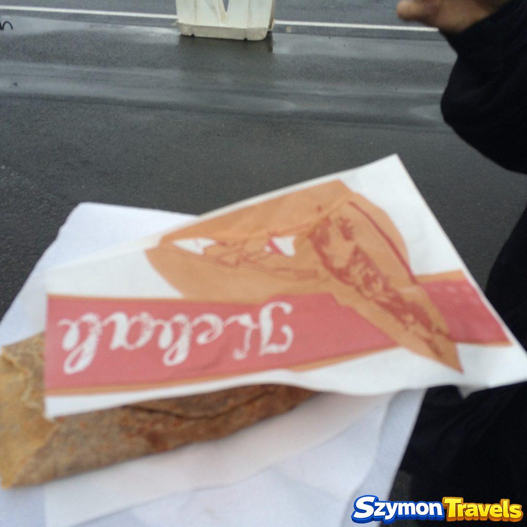 Galette zapakowana w papier na targu w Tréguier