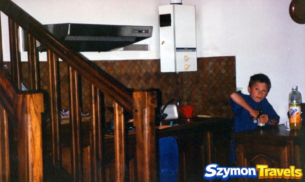 Szymon jako dziecko podczas wakacji w Bretanii w 1993 roku w domu wakacyjnym