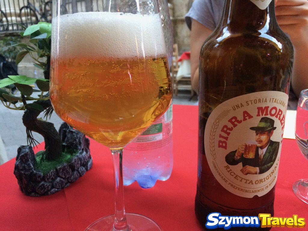 Kieliszek piwa i butelka Birra Moretti podczas obiadu 