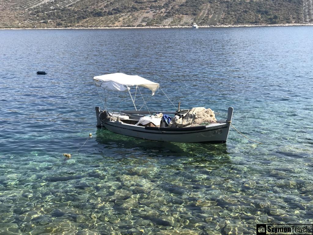 Łódka w zatoczce, Primošten, Chorwacja