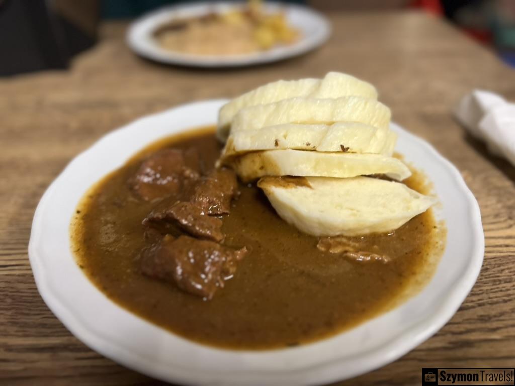 Gulasz z knedlikami w Lokál U Caipla, Brno, Czechy
