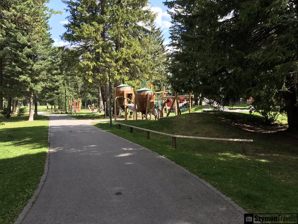 Widok na plac zabaw w Kurpark, Davos, Szwajcaria