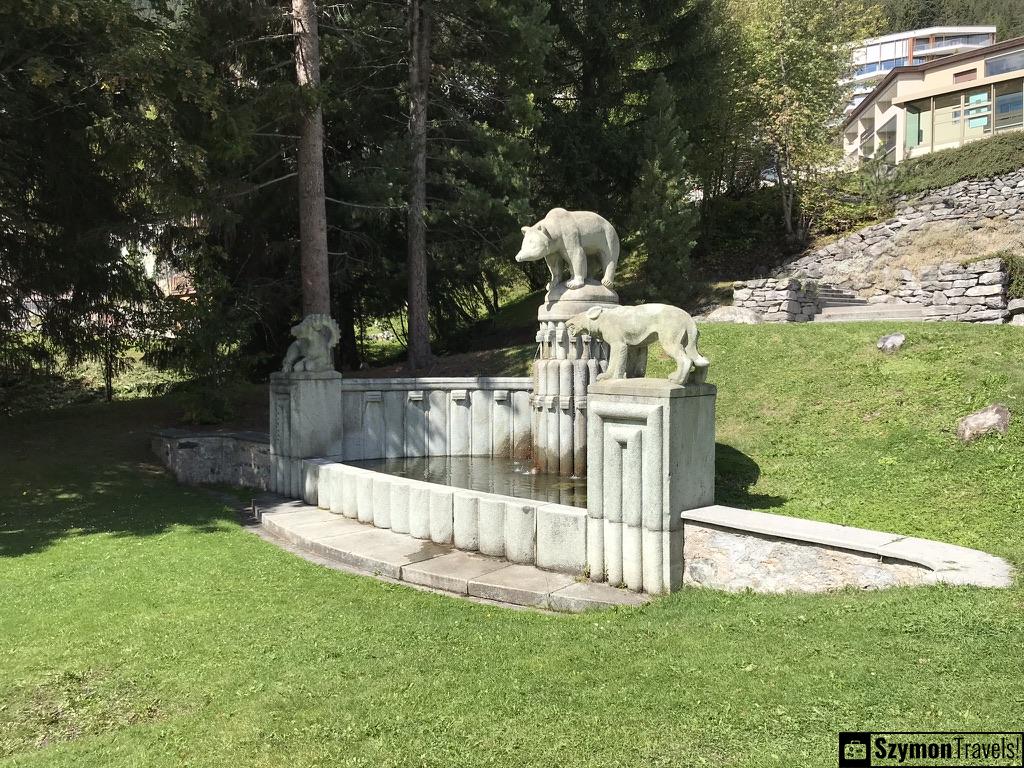 Figury zwierząt dodane do fontanny Wilhelma Schwerzmanna w Kurpark Davos w latach 1940–41.