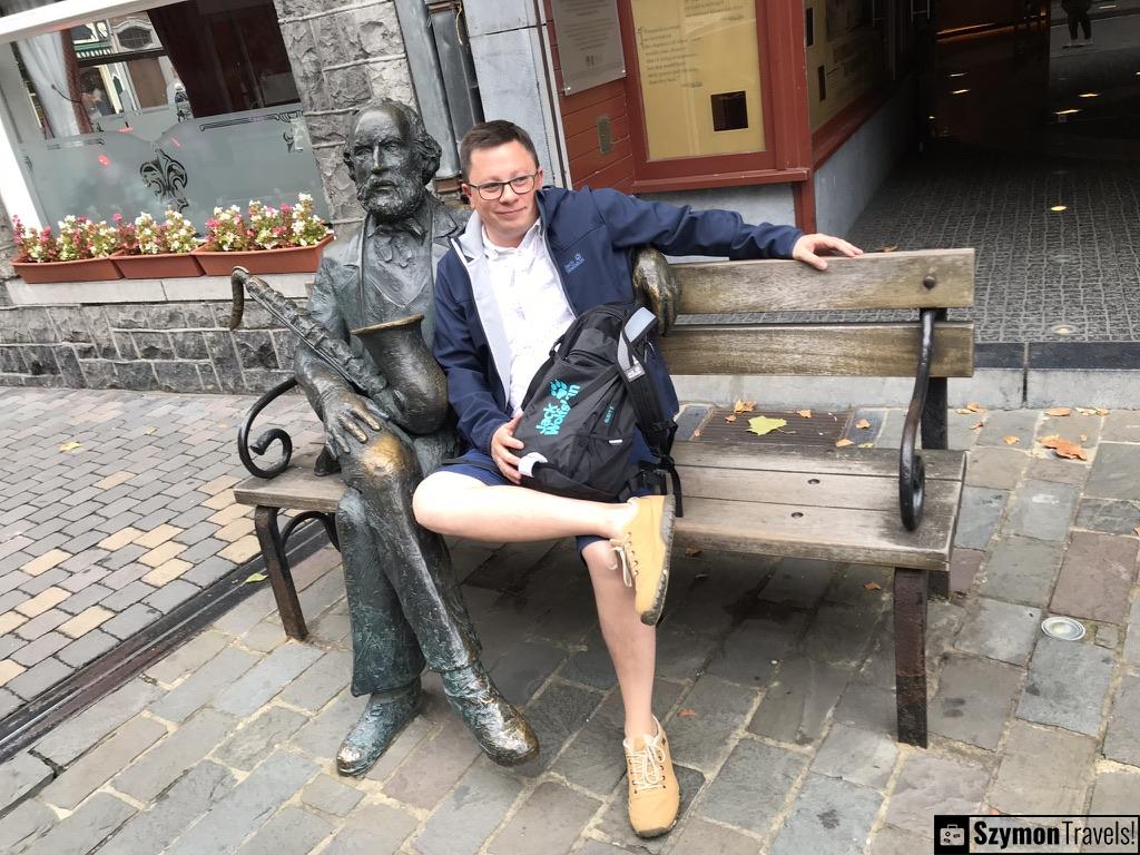 ławka z rzeźbą Adolphe’a Saxa