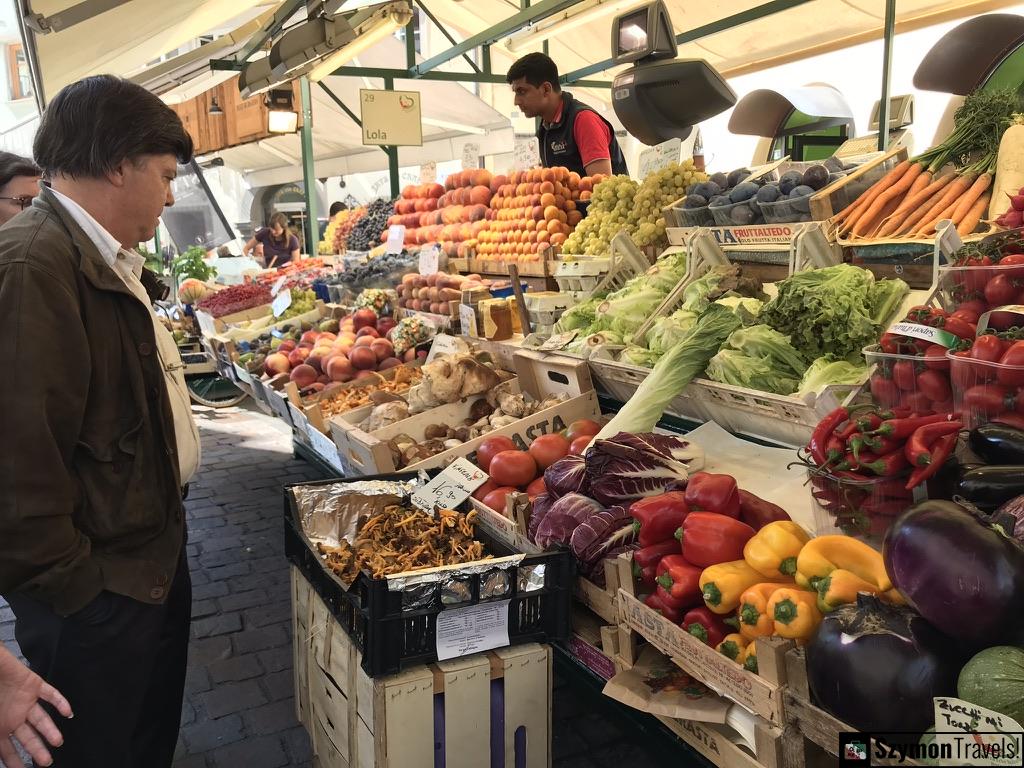 Owoce i warzywa na targu w Bolzano, Włochy
