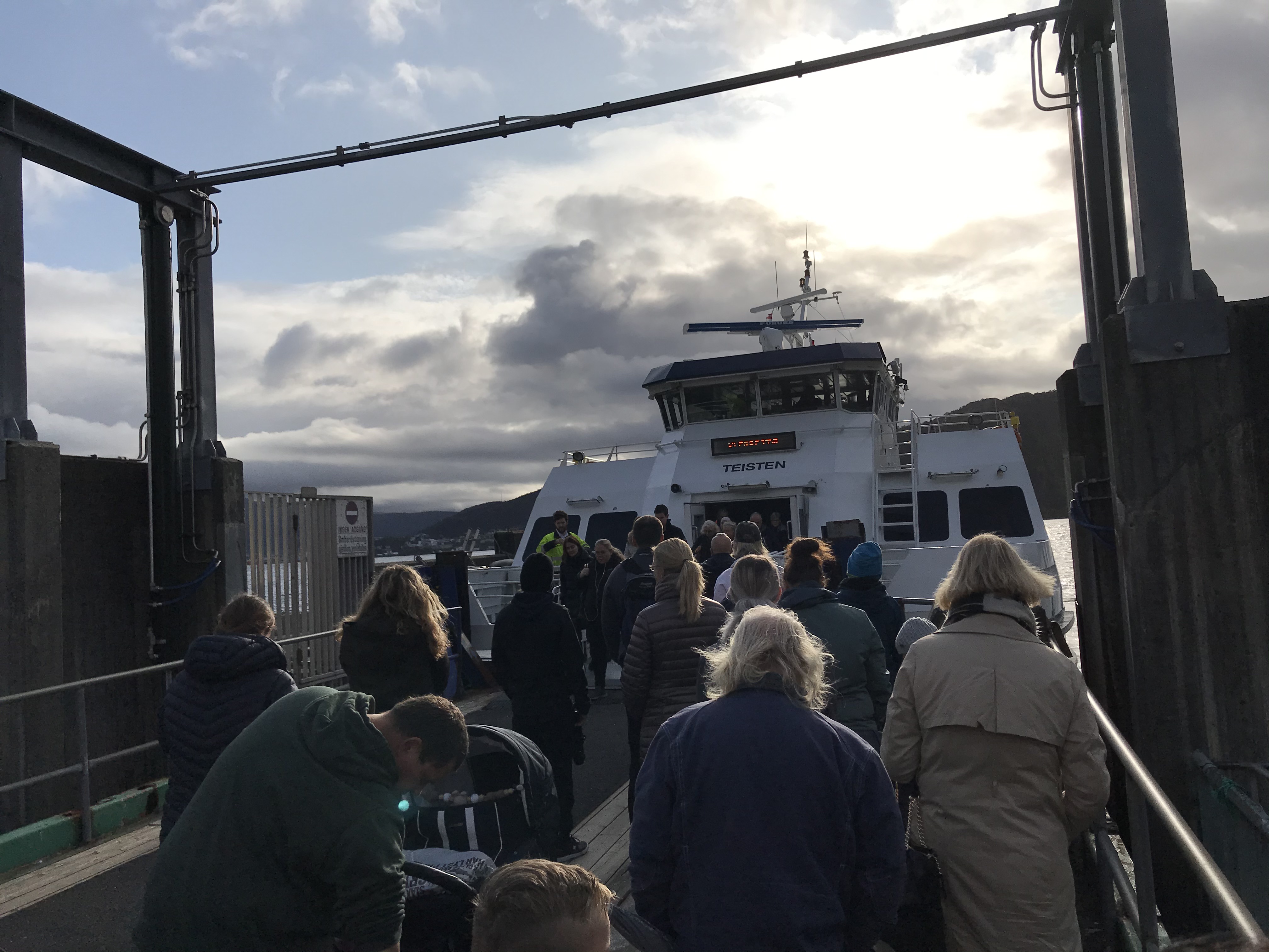 Wejście na prom Teisten w Bergen Pasażerowie wchodzący na prom Teisten w Bergen