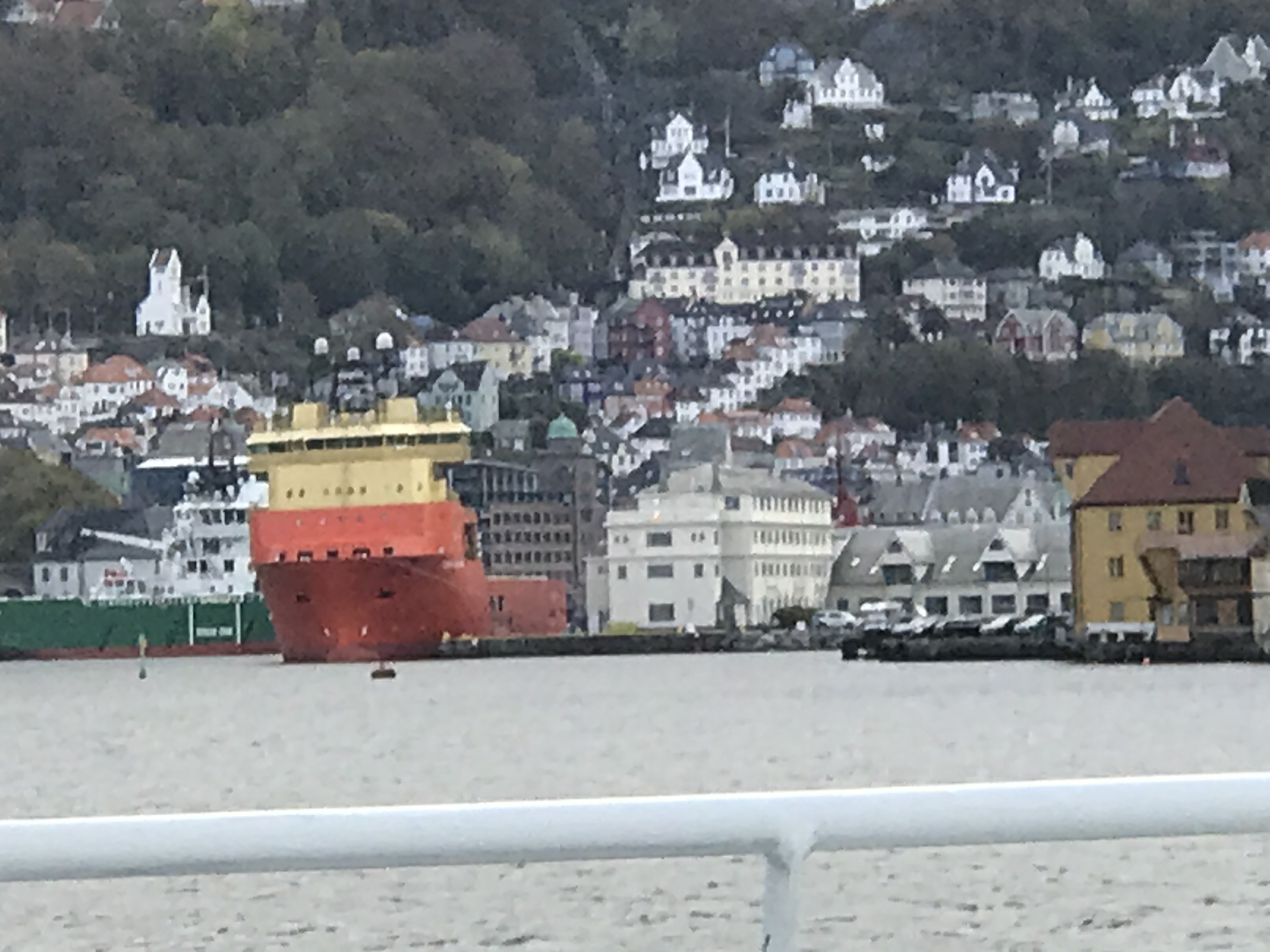 Port w Bergen widziany z wody Widok z wody na port w Bergen, statki i zabudowę pod wzgórzem