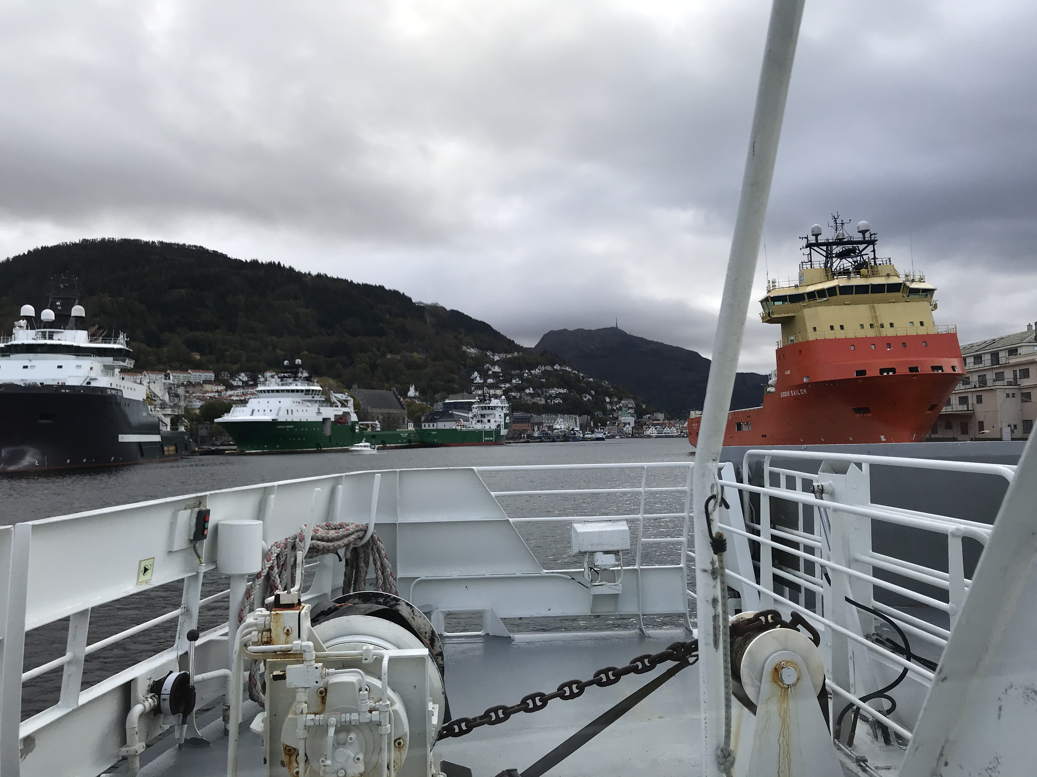 Bergen widziane z promu Widok z pokładu promu na port w Bergen, statki i góry nad miastem