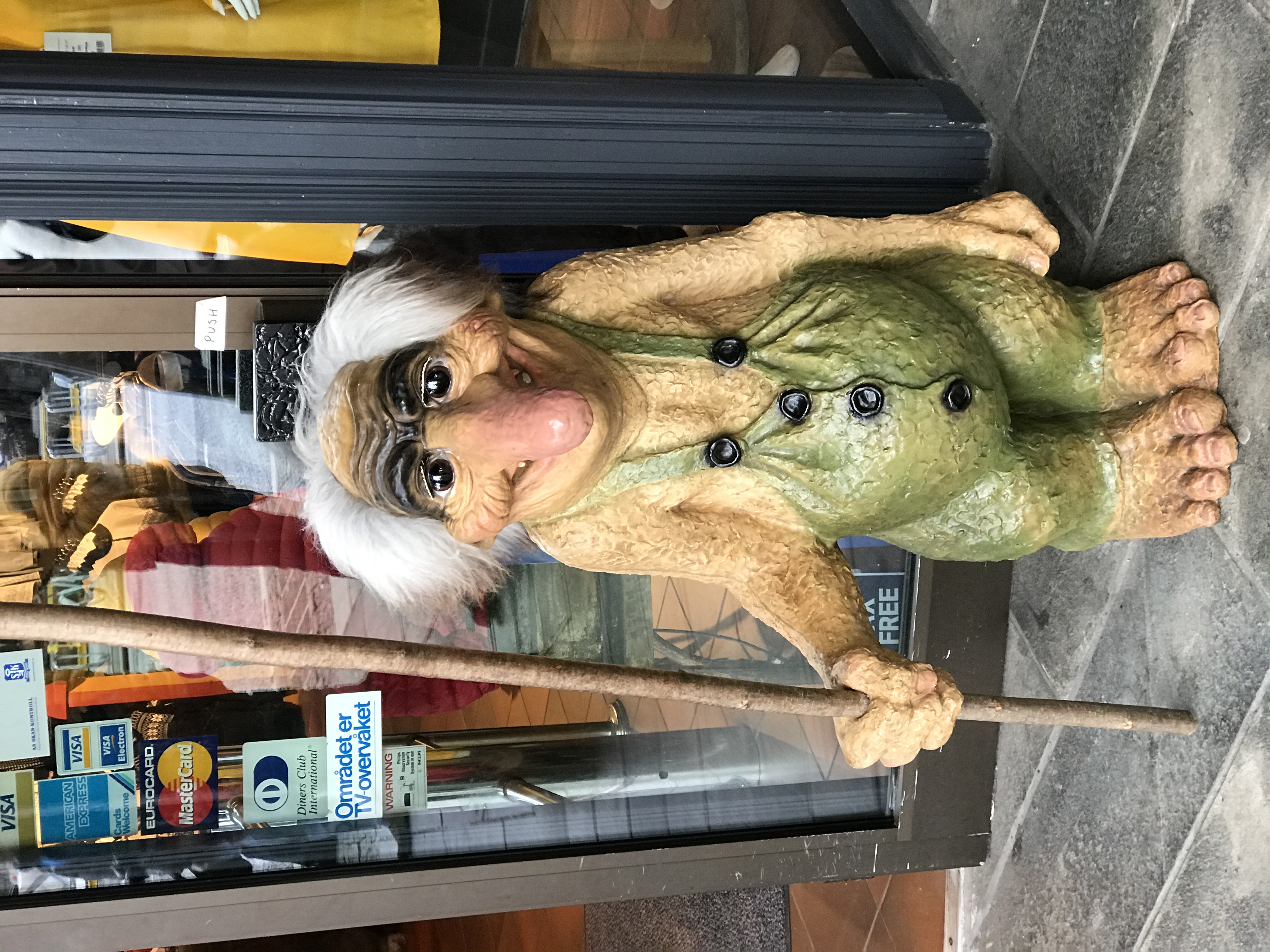 Figurka trolla w Bergen Figurka trolla przed sklepem w centrum Bergen