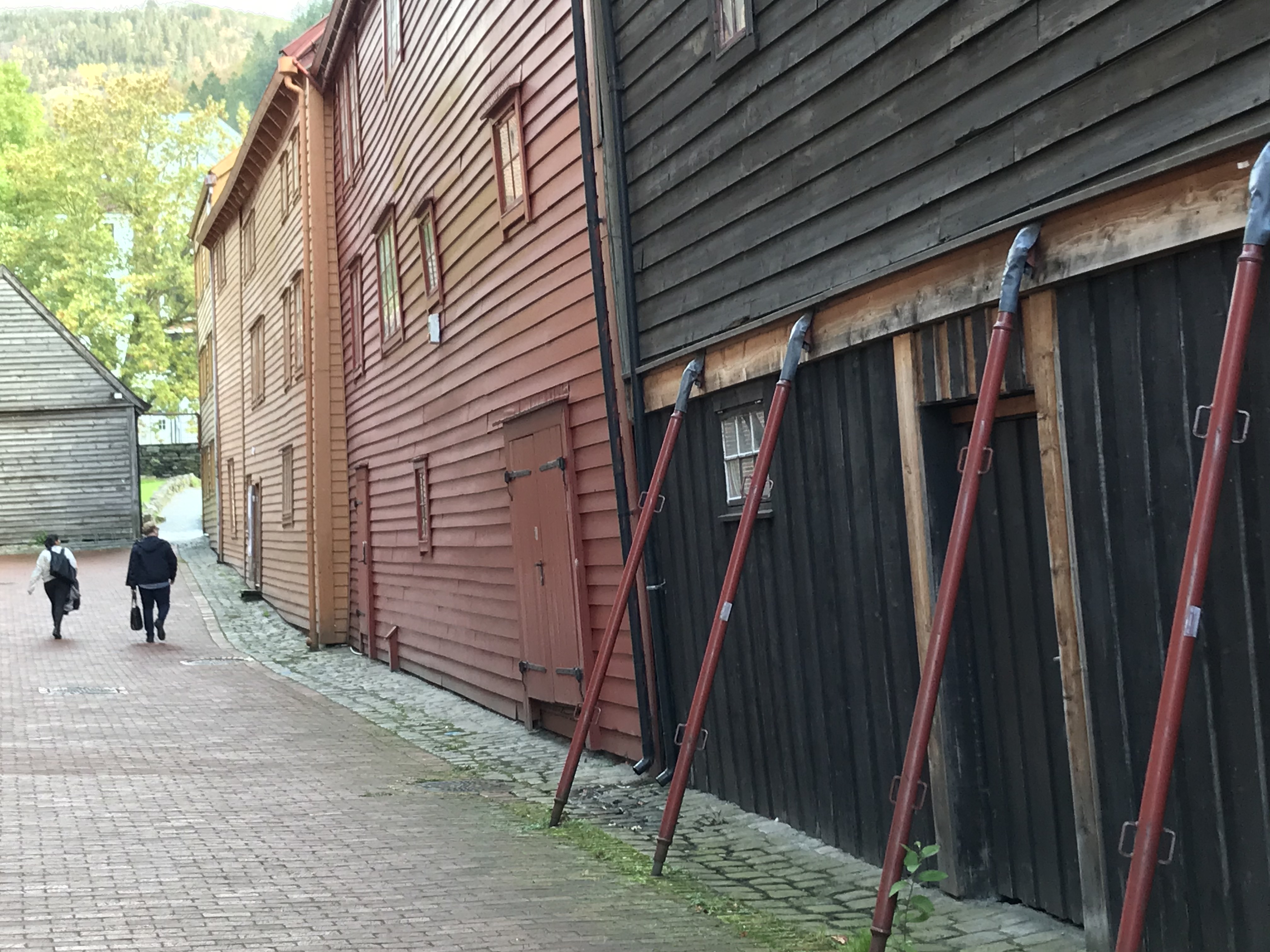 Drewniane zabudowania Bryggen w Bergen Kolorowe drewniane budynki Bryggen w Bergen widziane od bocznego przejścia