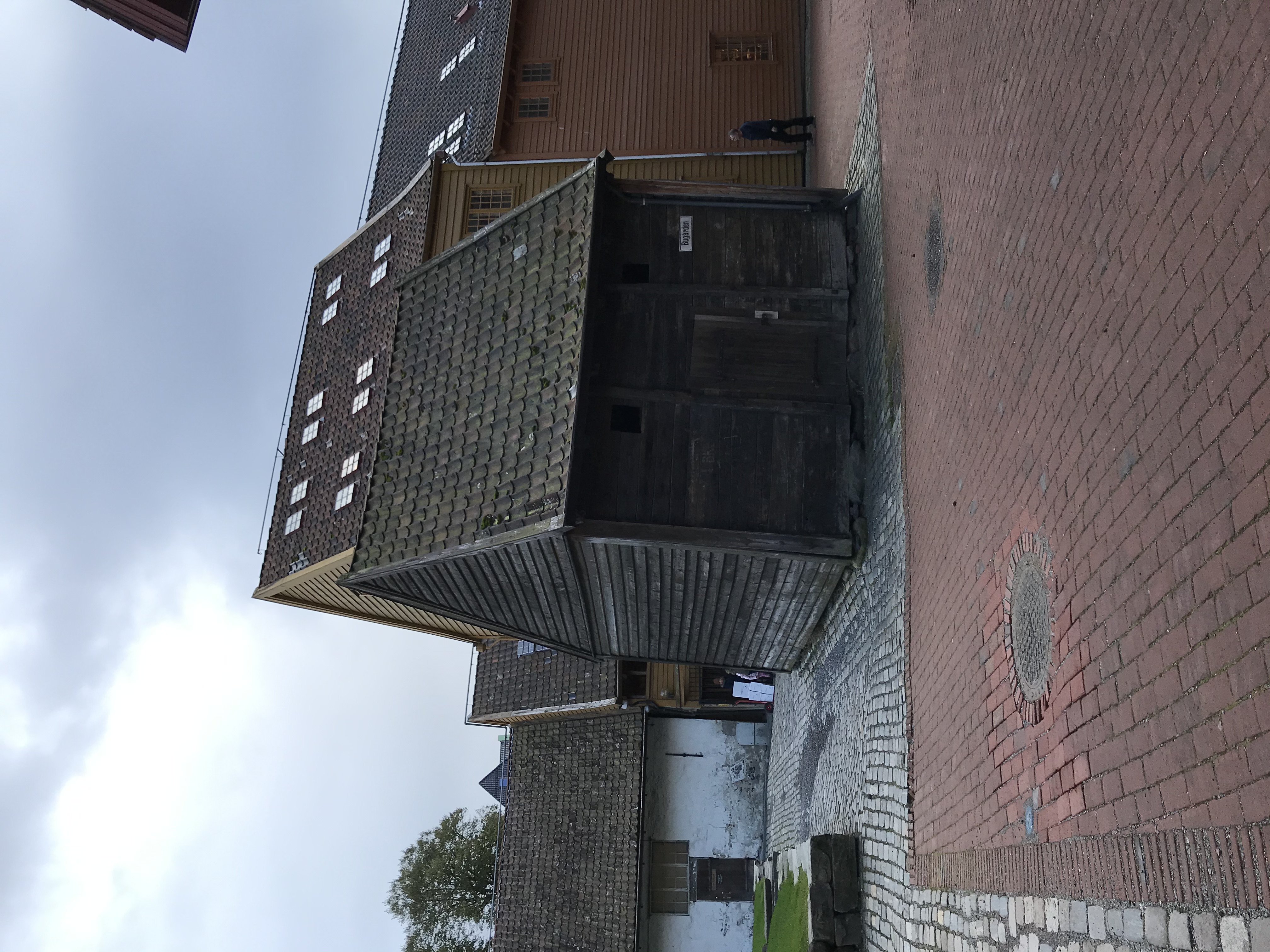 Dziedziniec w Bryggen Drewniane zabudowania i brukowany dziedziniec w Bryggen w Bergen