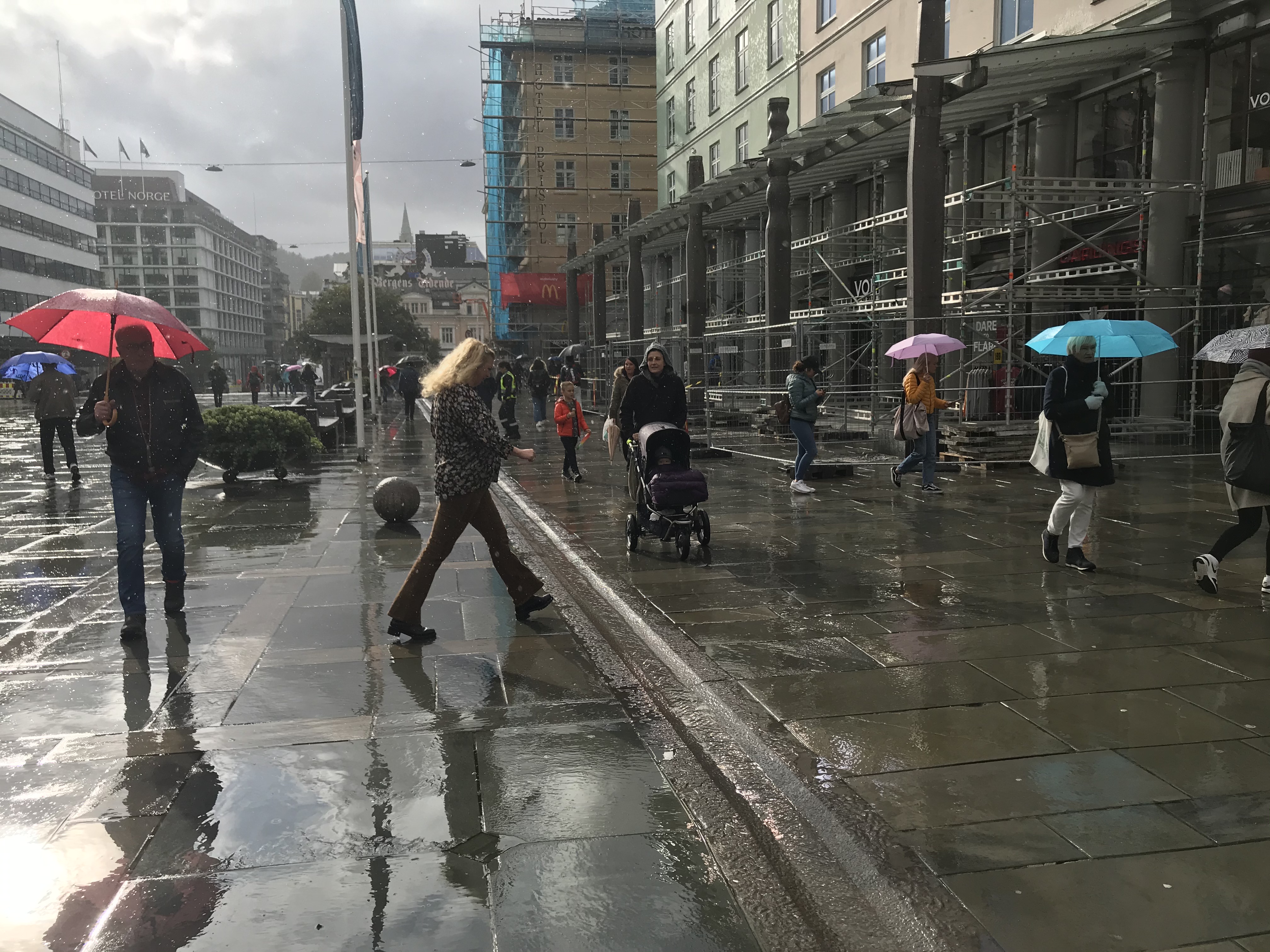 Deszczowe centrum Bergen Deszczowa ulica w centrum Bergen z ludźmi pod parasolami