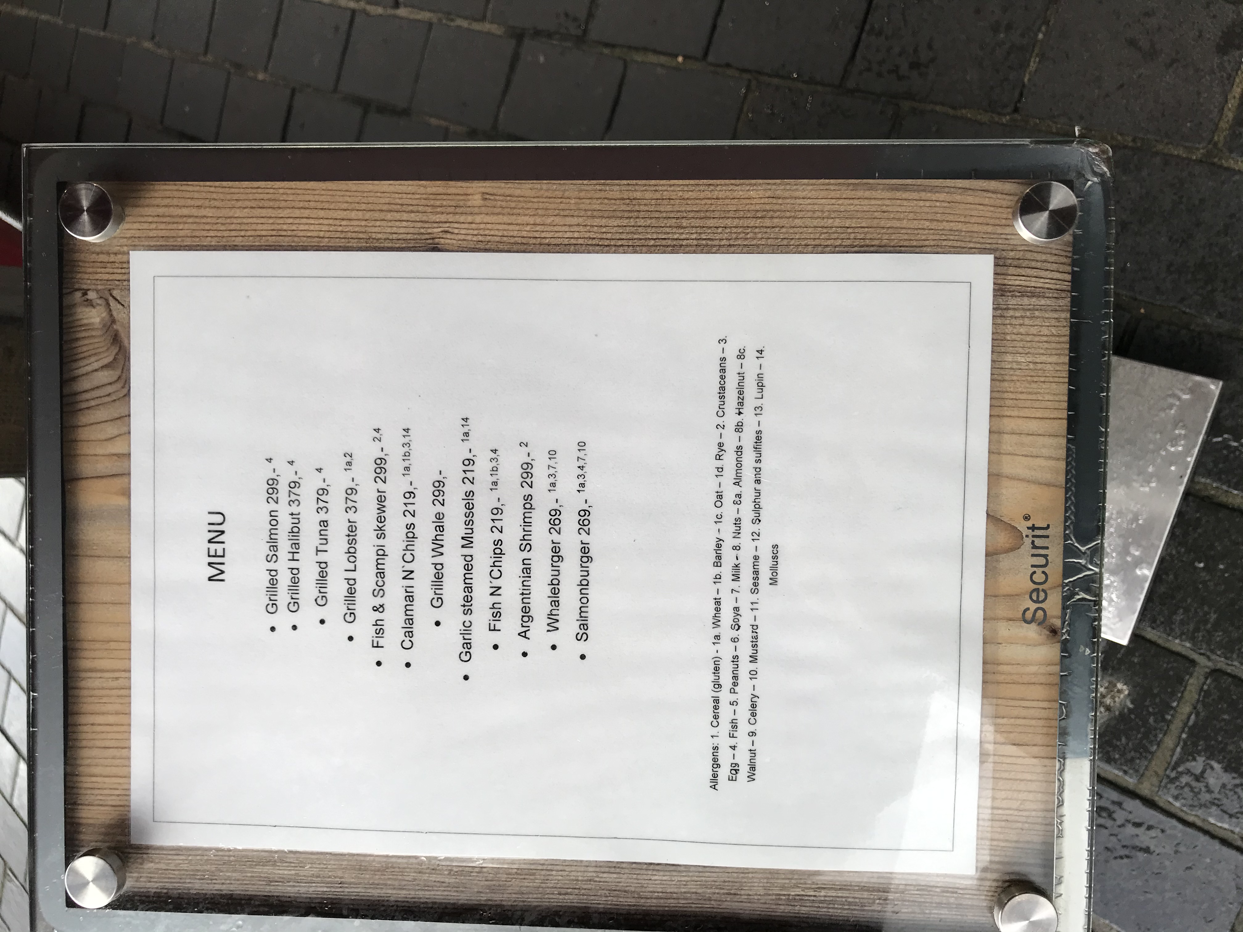 Menu przy targu rybnym w Bergen Menu z cenami ryb i owoców morza przy targu rybnym w Bergen