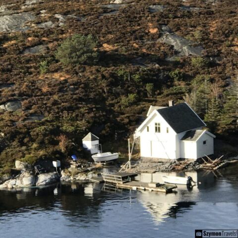 Biały domek w zatoce koło Agotnes, Norwegia Biały domek w zatoce koło Agotnes, Norwegia