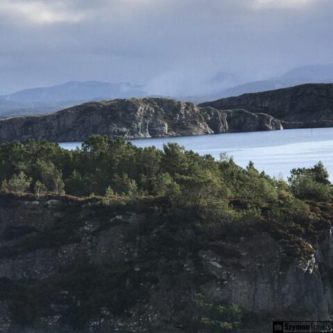 Widok na zatoke i klify Widok na zatokę i klify.