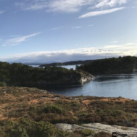 Widok na skały i zatokę na wyspie Sotra. Widok na skały i zatokę na wyspie Sotra.