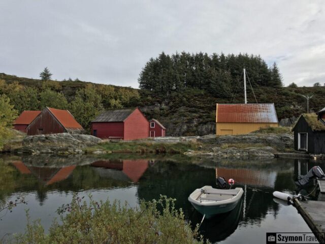 Czerwone domki w zatoce Sotra. Czerwone domki w zatoce Sotra.