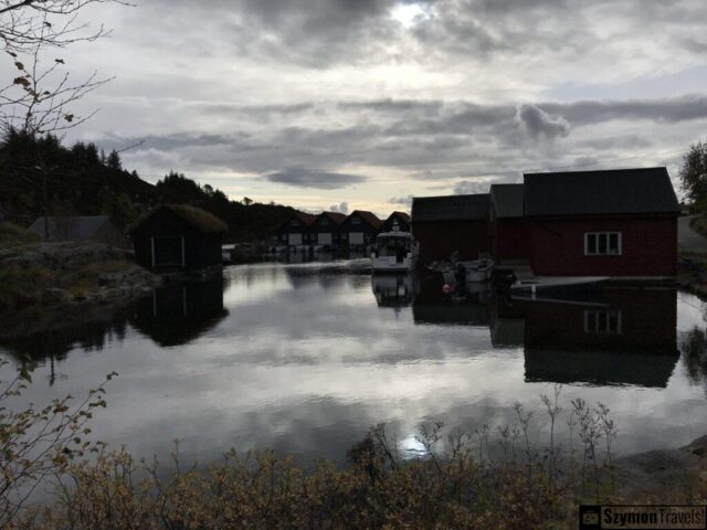 Czerwone domki na wyspie Sotra w zatoczce Czerwone domki na wyspie Sotra w zatoczce