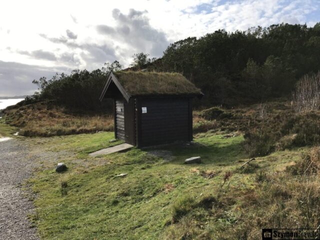 Domek z trawiastym dachem na Sotrze. Domek z trawiastym dachem na Sotrze.