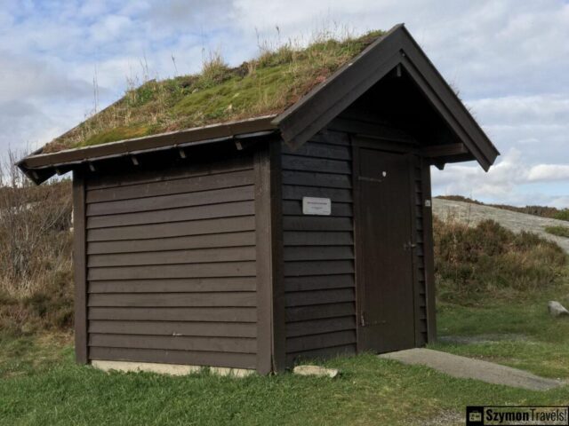 Drewniany dom z trawą na dachu wyspa Sotra Drewniany dom z trawą na dachu wyspa Sotra