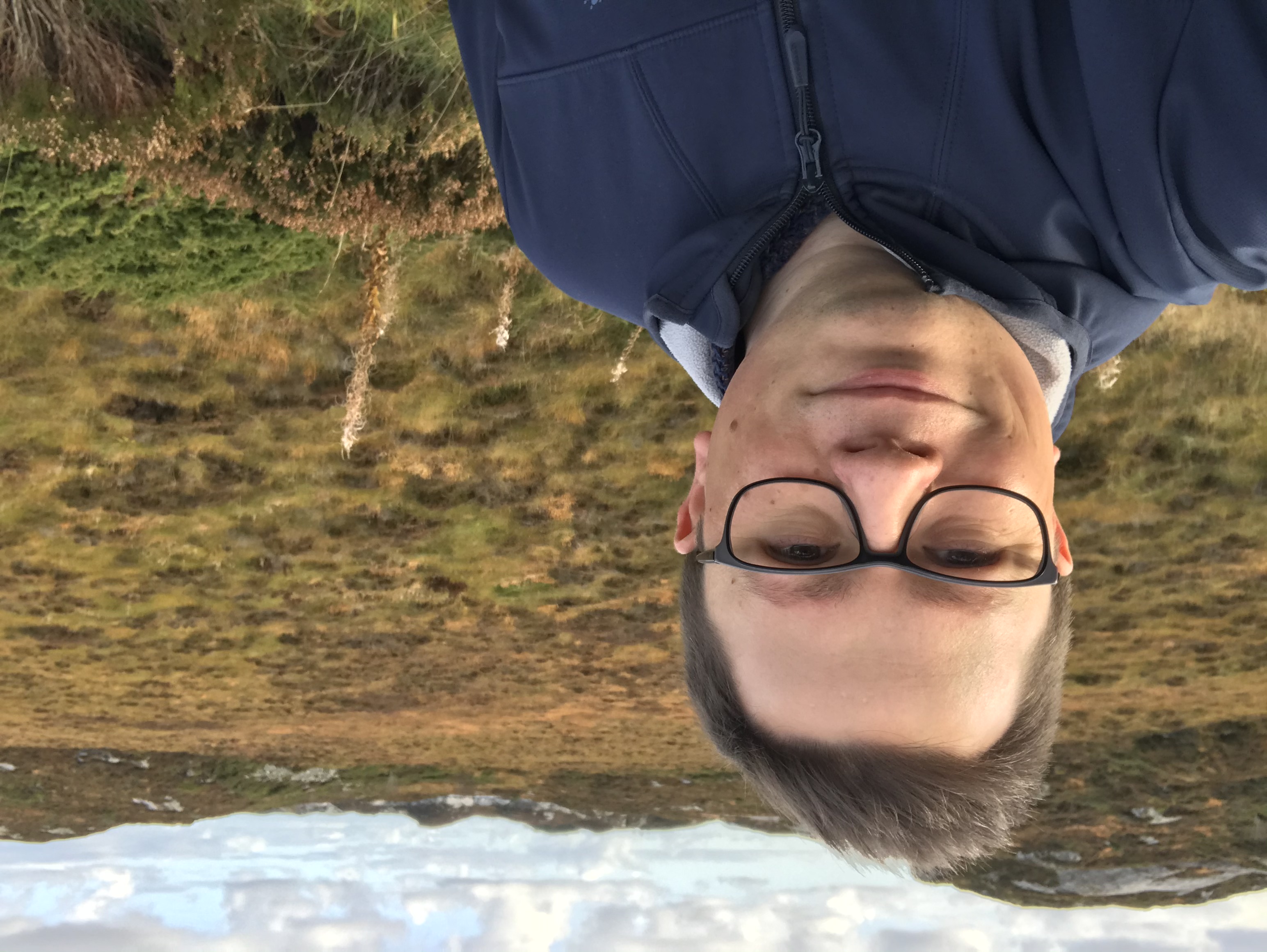Szymon na tle otwartego, skalistego krajobrazu wyspy Sotra w Norwegii