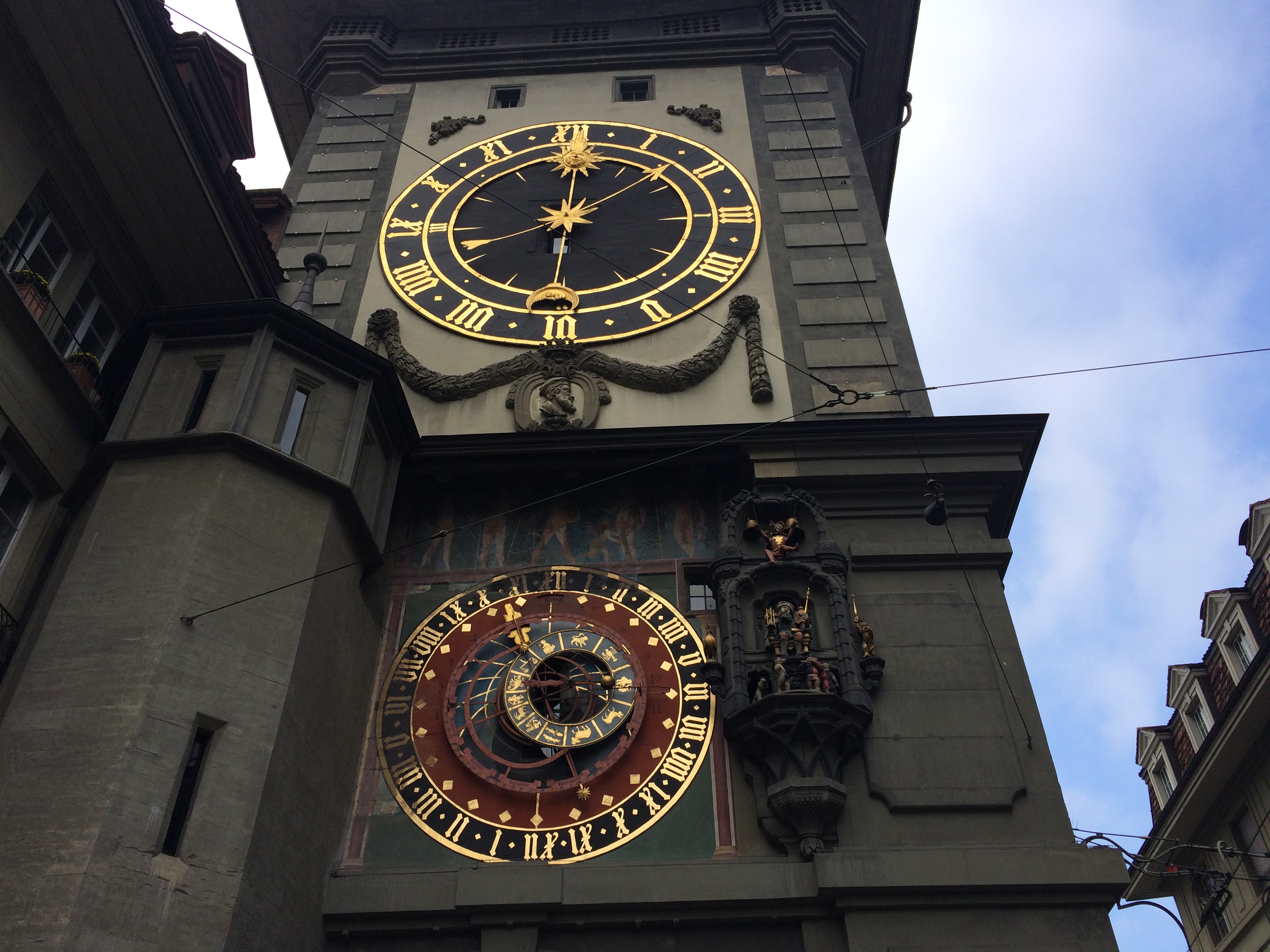 Zytglogge w Bernie z dużą tarczą zegarową, zegarem astronomicznym i ruchomymi figurami na fasadzie wieży.
