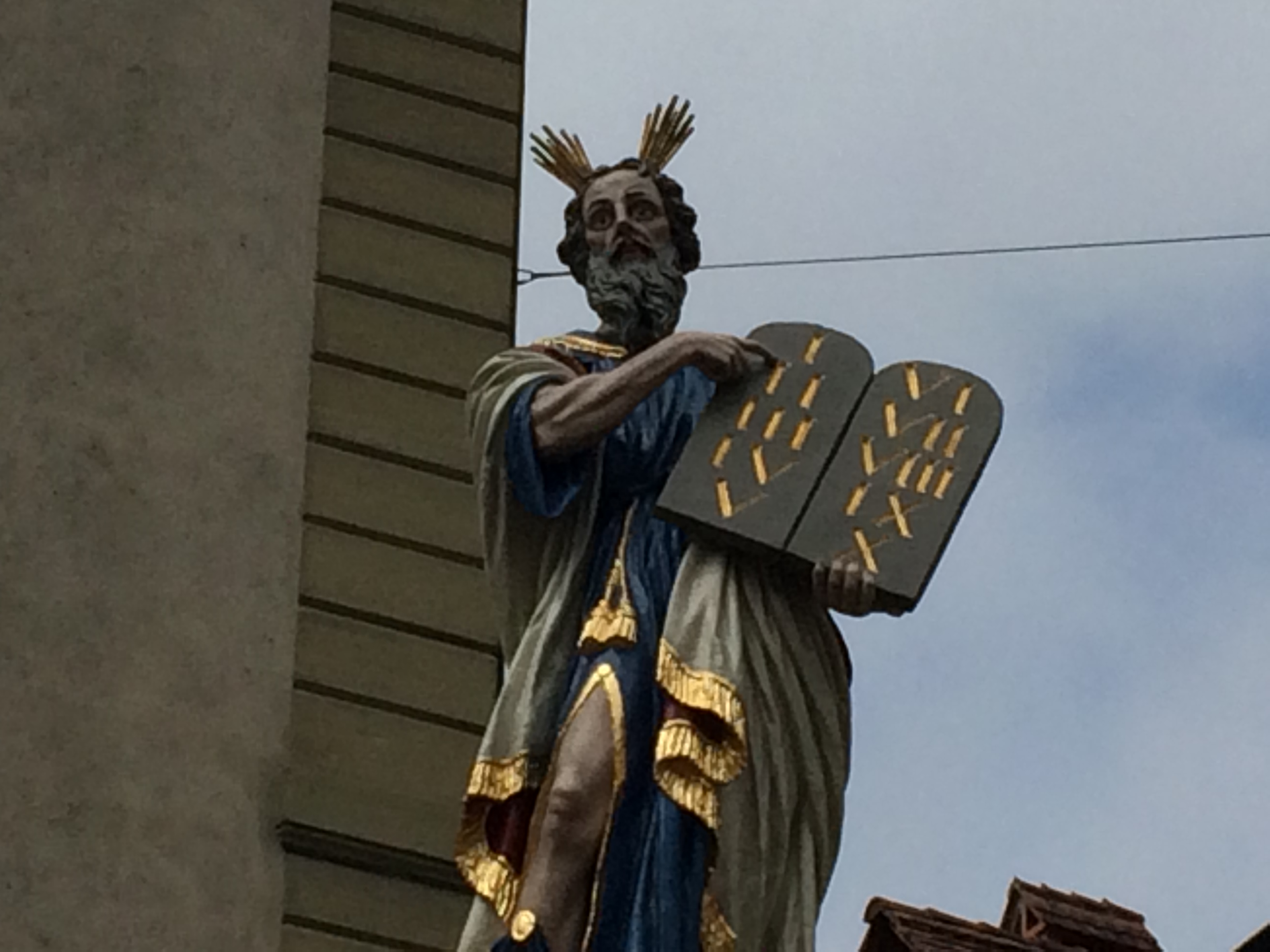 Mosesbrunnen w Bernie z figurą Mojżesza trzymającego tablice przykazań.