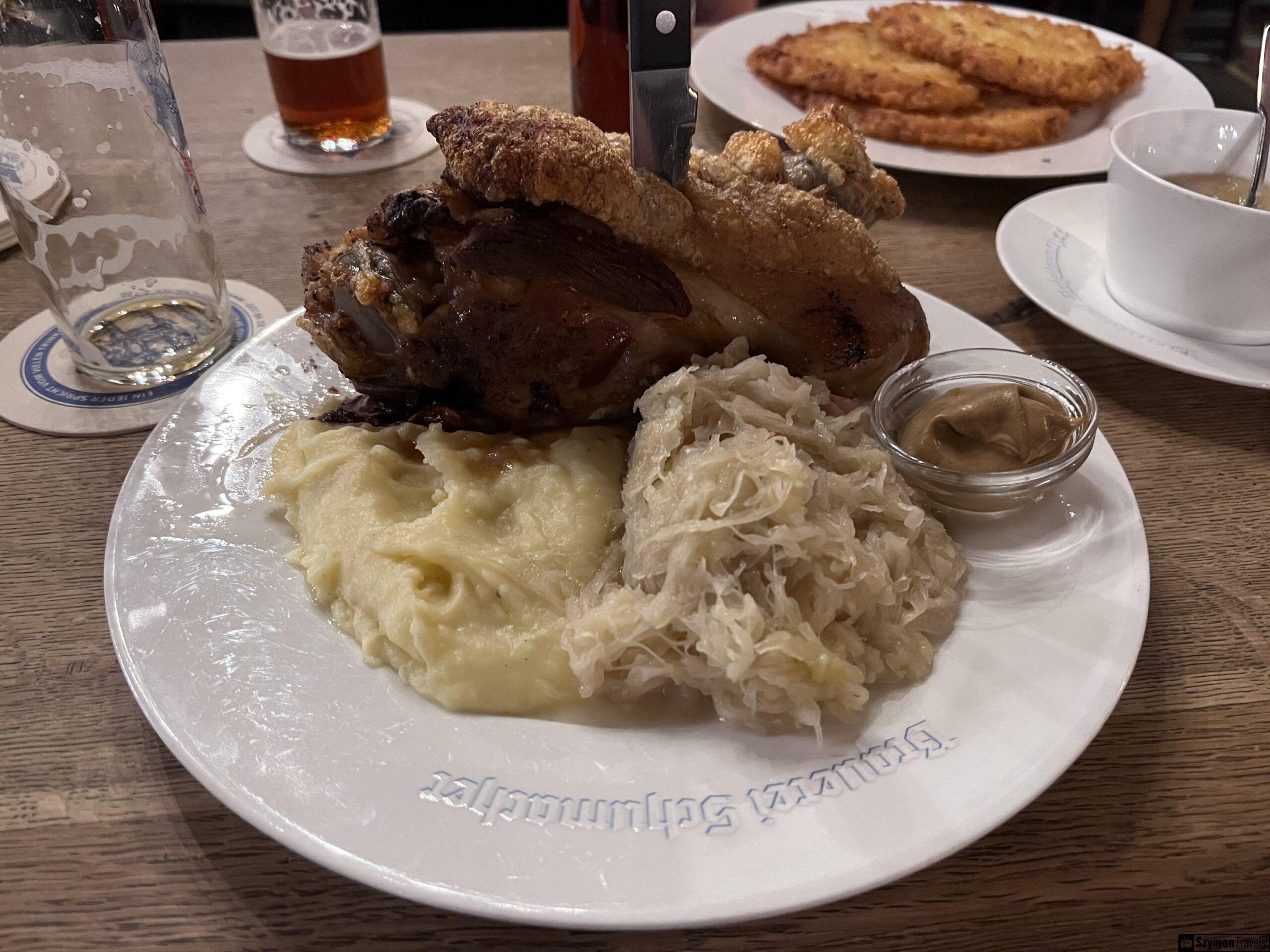 Schweinehaxe w Brauerei Schumacher w Düsseldorfie Schweinehaxe w Brauerei Schumacher w Düsseldorfie podana z puree ziemniaczanym, kiszoną kapustą i musztardą