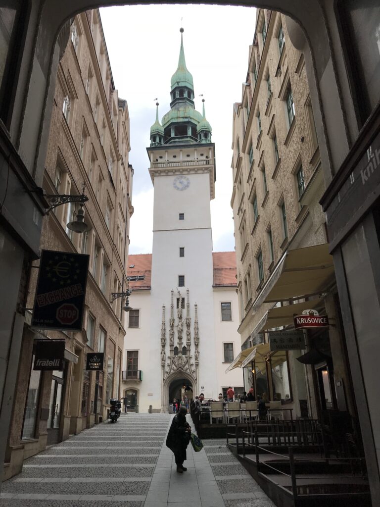 Stará radnice w Brnie (Stary Ratusz) widziana z przejścia przy ul. Radnická. Stará radnice w Brnie (Stary Ratusz) widziana z przejścia przy ul. Radnická.