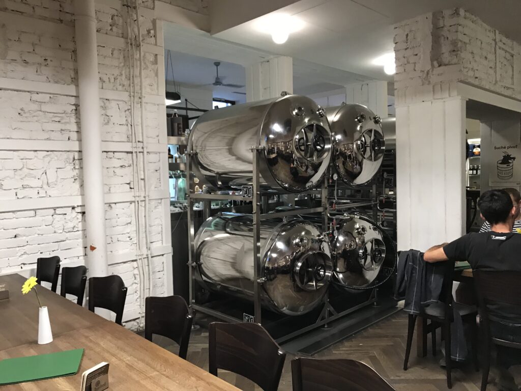 Kadzie z piwem w Lokál U Caipla, Brno, Czechy Kadzie z piwem w Lokál U Caipla, Brno, Czechy