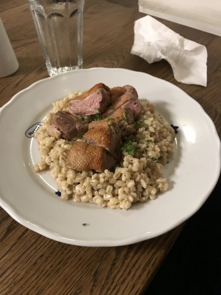 Grillowana pierś z kaczki z ragù grzybowym U Caipla, Brno, Czechy Grillowana pierś z kaczki z ragù grzybowym U Caipla, Brno, Czechy