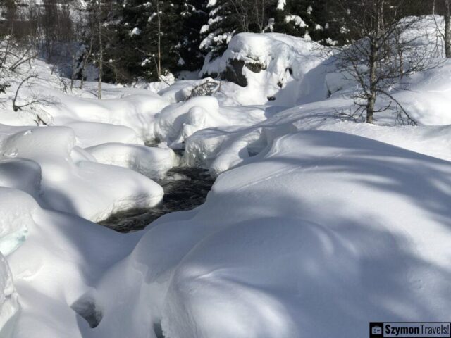 Lodowata rzeczka w śniegu w Vøringsfossen Lodowata rzeczka w śniegu w Vøringsfossen
