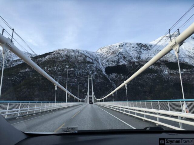 Widok z mostu w trasie do Vøringsfossen Widok z mostu w trasie do Vøringsfossen