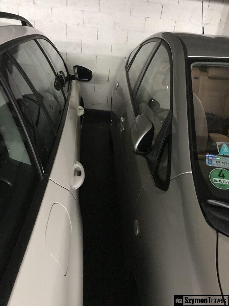 Widok na wąskie parkowanie w Bolzano Widok na wąskie parkowanie w Bolzano