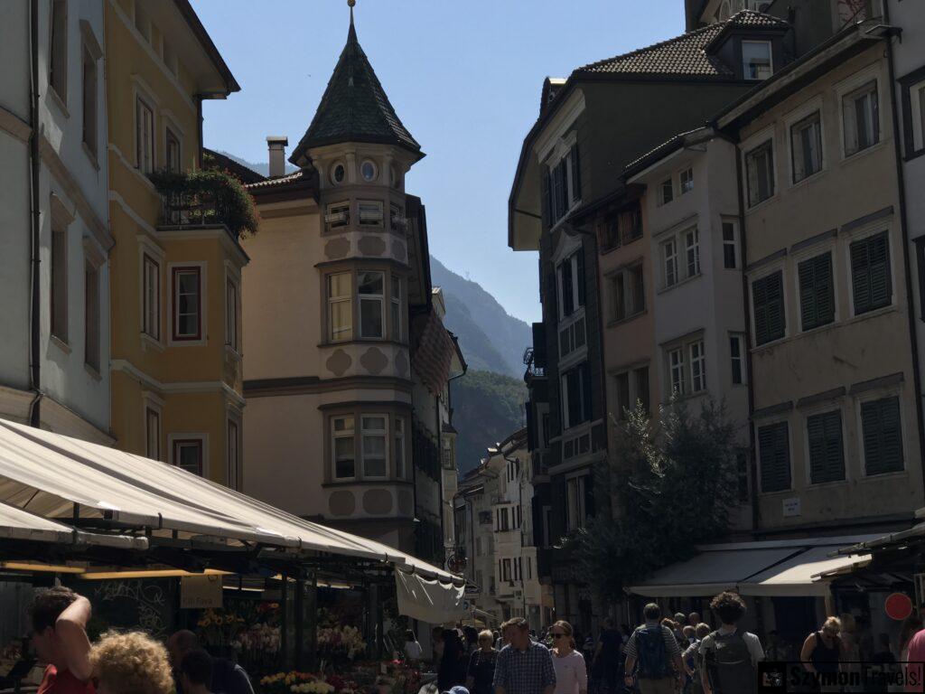 Widok na ulice i góry w tle, Bolzano Włochy Widok na ulice i góry w tle, Bolzano Włochy