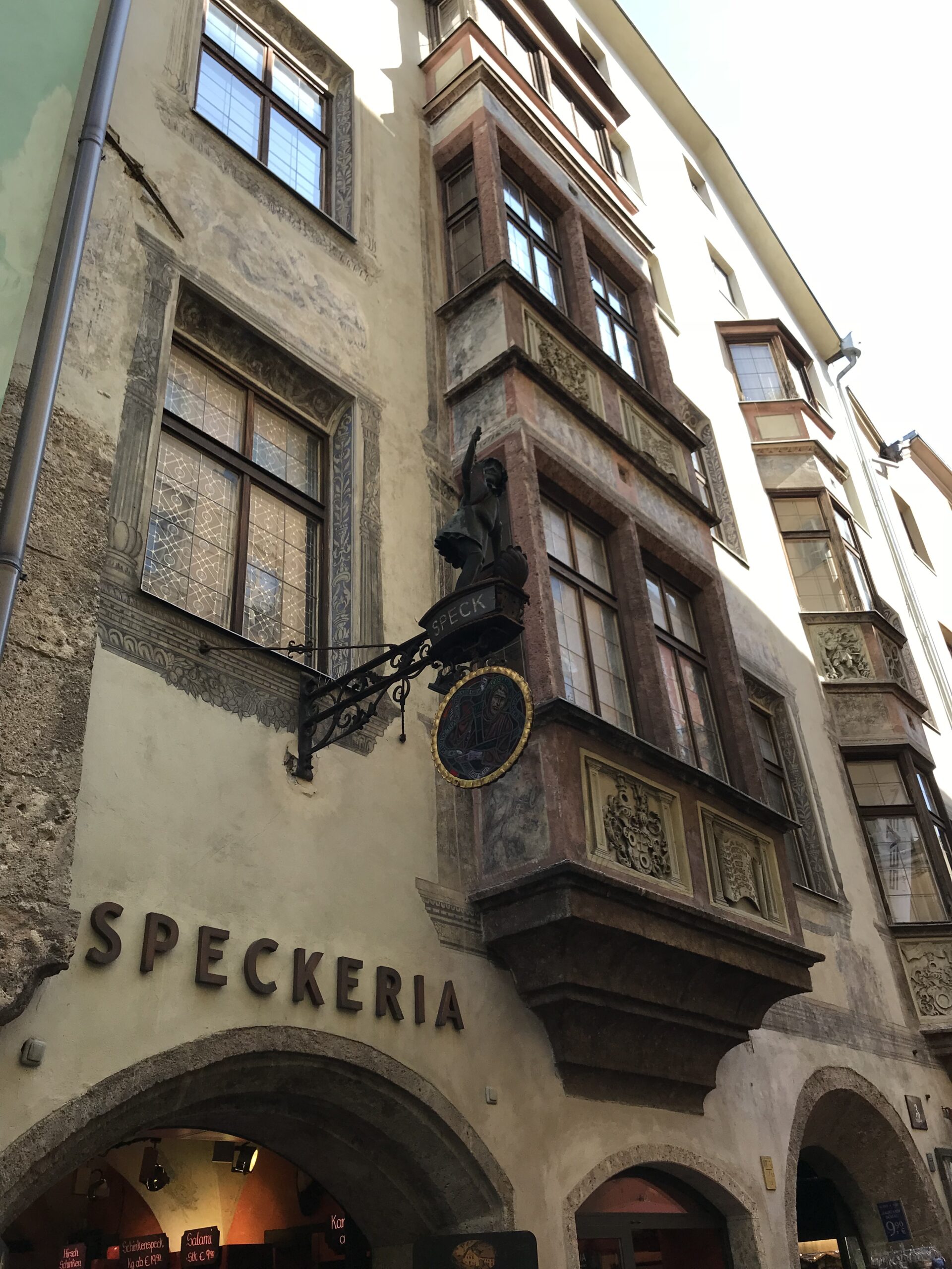 Tiroler Speckeria w Innsbrucku Fasada Tiroler Speckeria w Innsbrucku z ozdobnym wykuszem, szyldem i historycznymi detalami starego miasta
