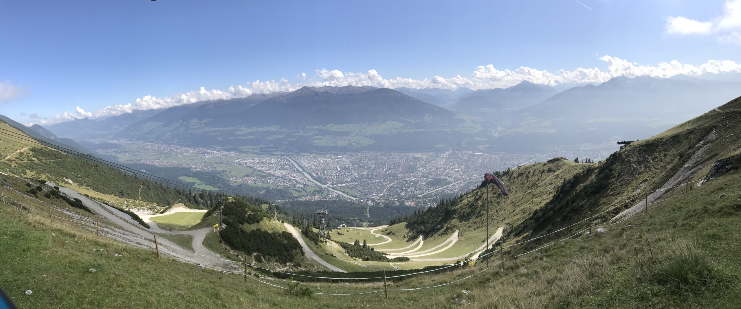 Panorama Innsbrucka z Nordkette Panorama Innsbrucka i doliny Innu widziana z Nordkette, z górskimi ścieżkami i szerokim horyzontem Alp