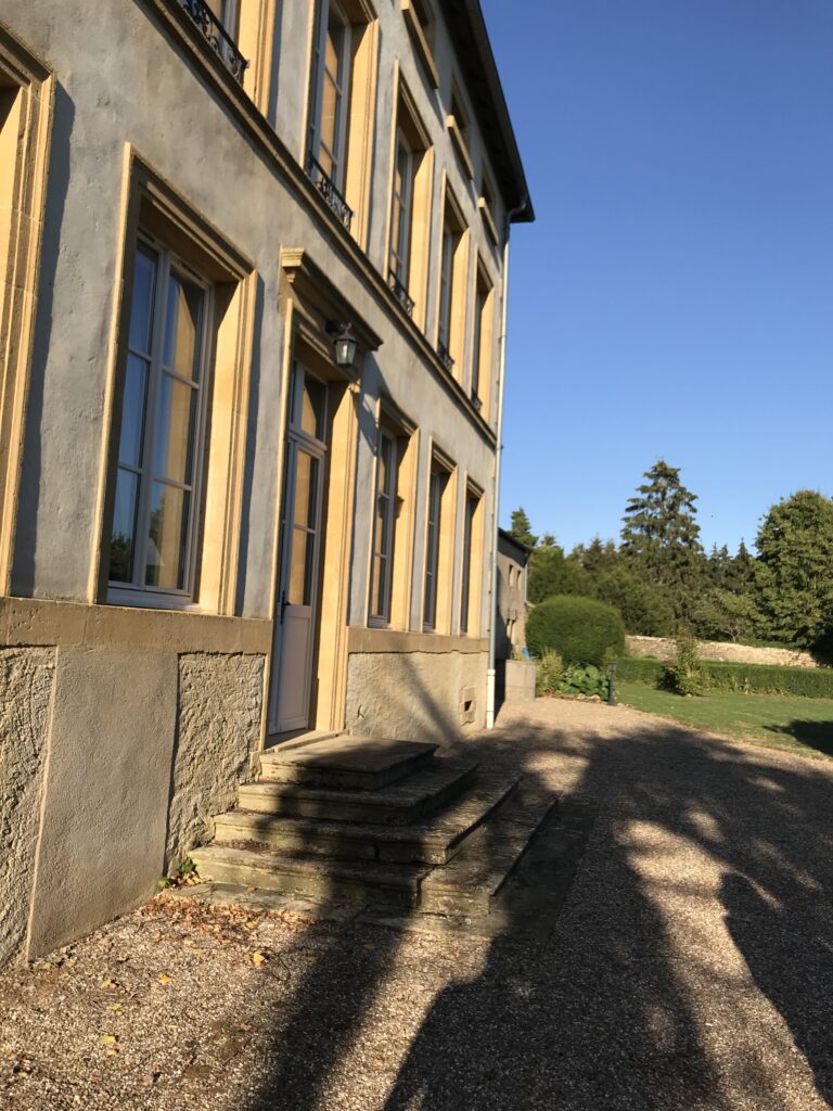 widok od tyłu budynku w Domaine de Gondrange, Francja widok od tyłu budynku w Domaine de Gondrange, Francja