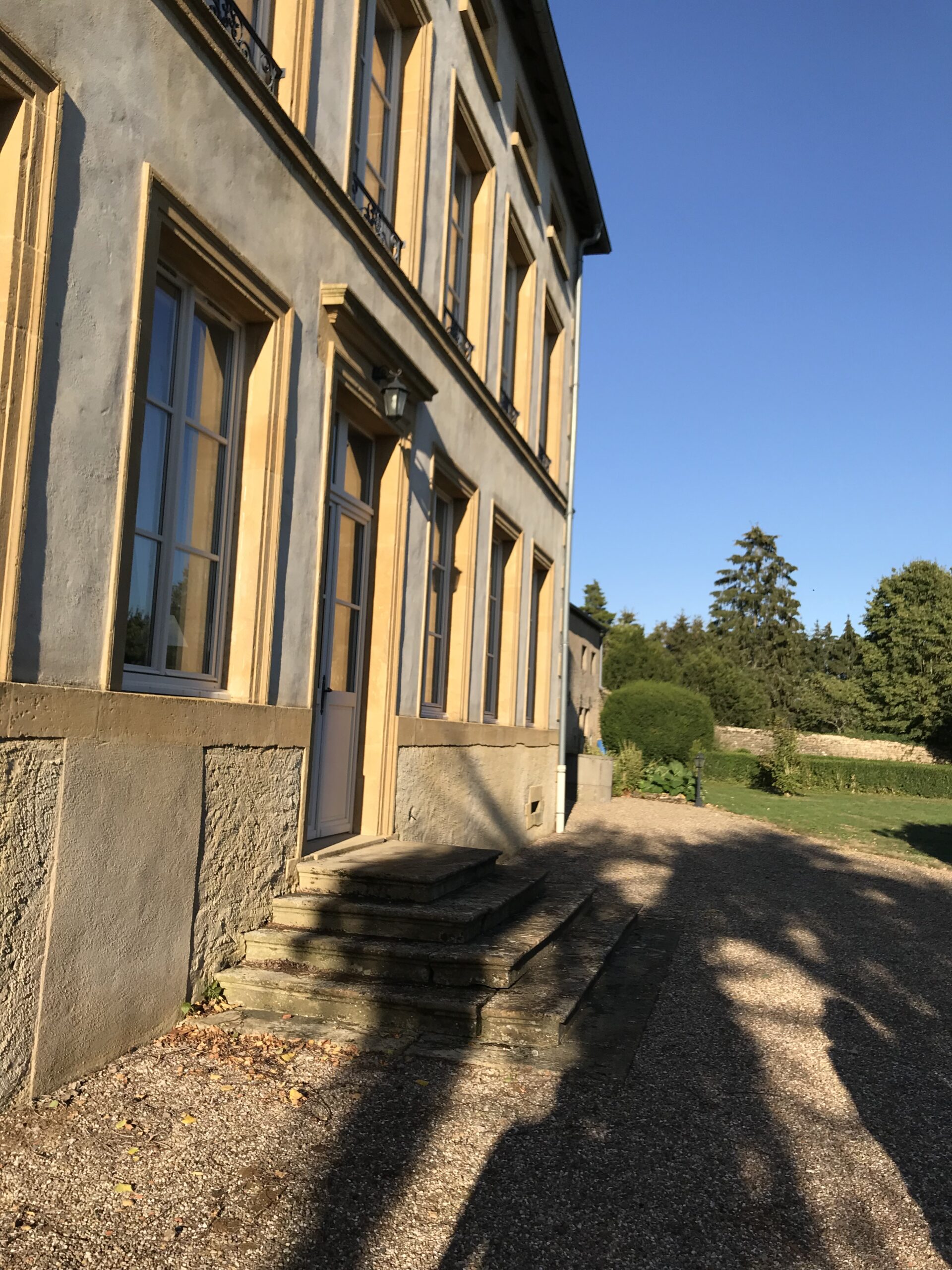 Fasada Domaine de Gondrange w Havange z kamiennymi detalami i wejściem do budynku