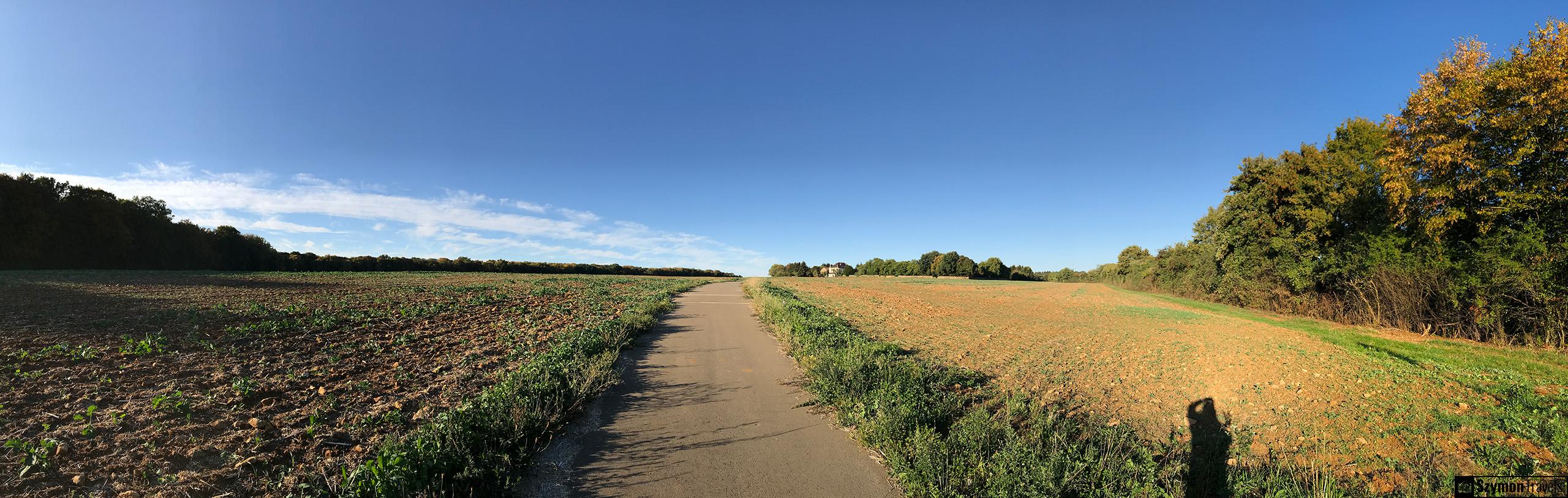 Panorama drogi i pól w okolicy Havange w dawnej Lotaryngii