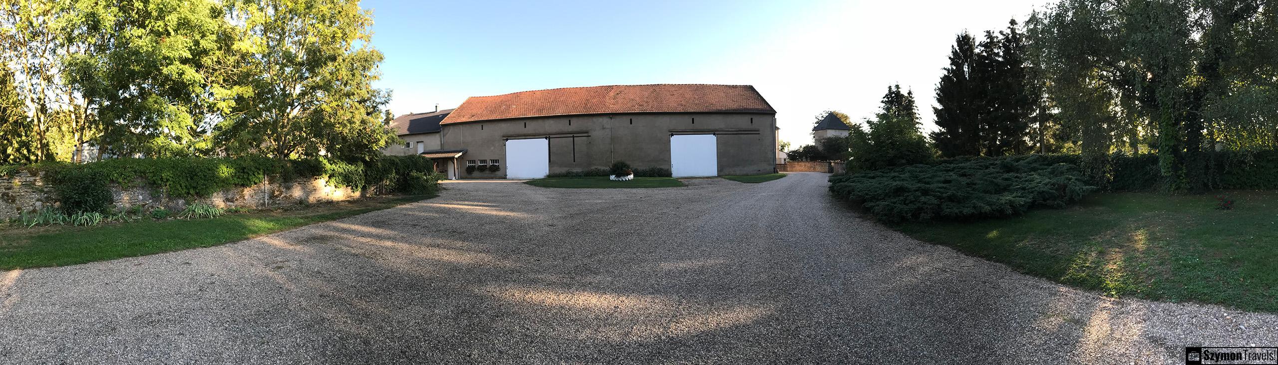 Panorama podwórza i zabudowań Domaine de Gondrange w Havange