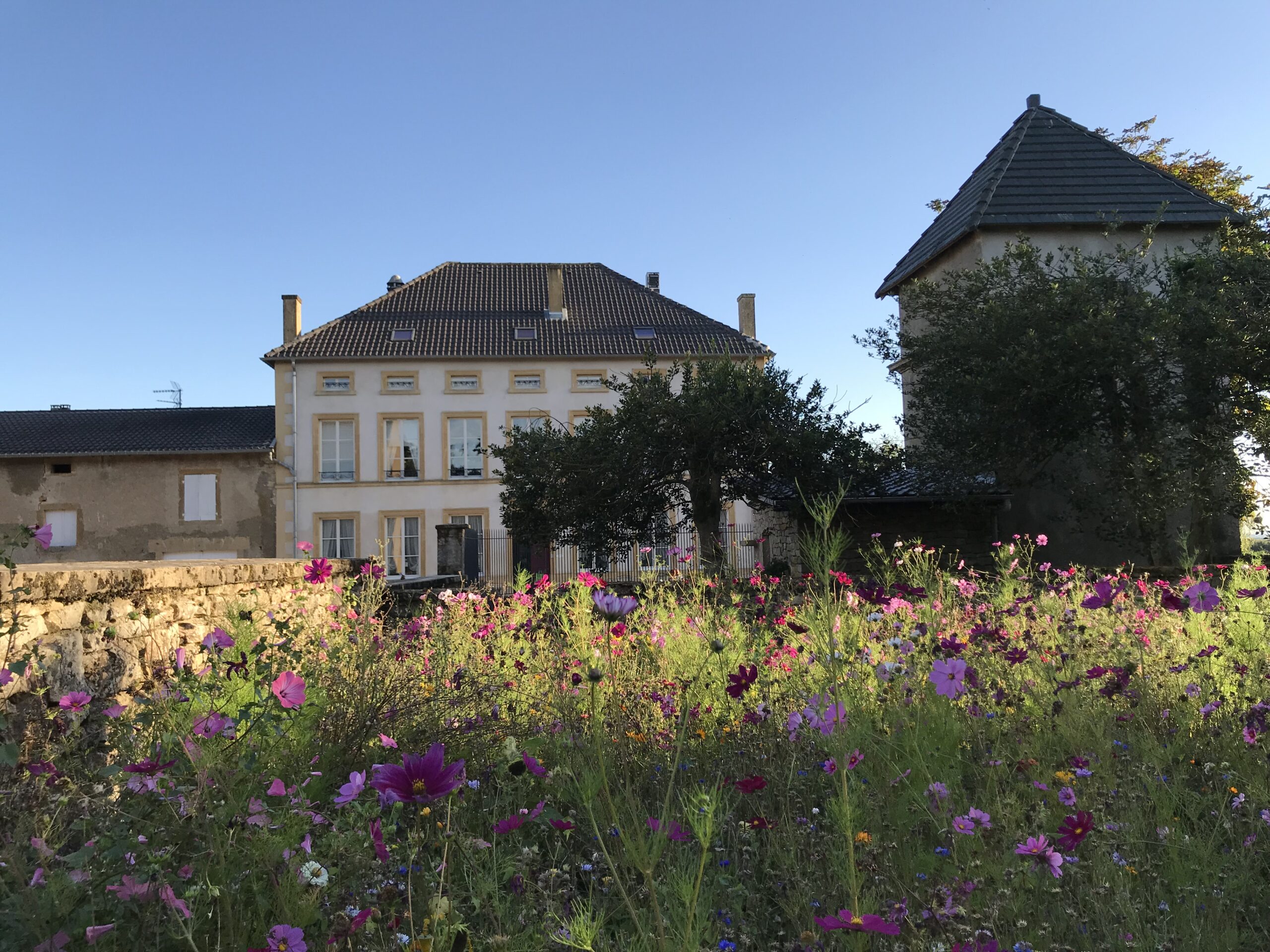 Domaine de Gondrange w Havange w dawnej Lotaryngii z kwiatowym ogrodem przed budynkiem