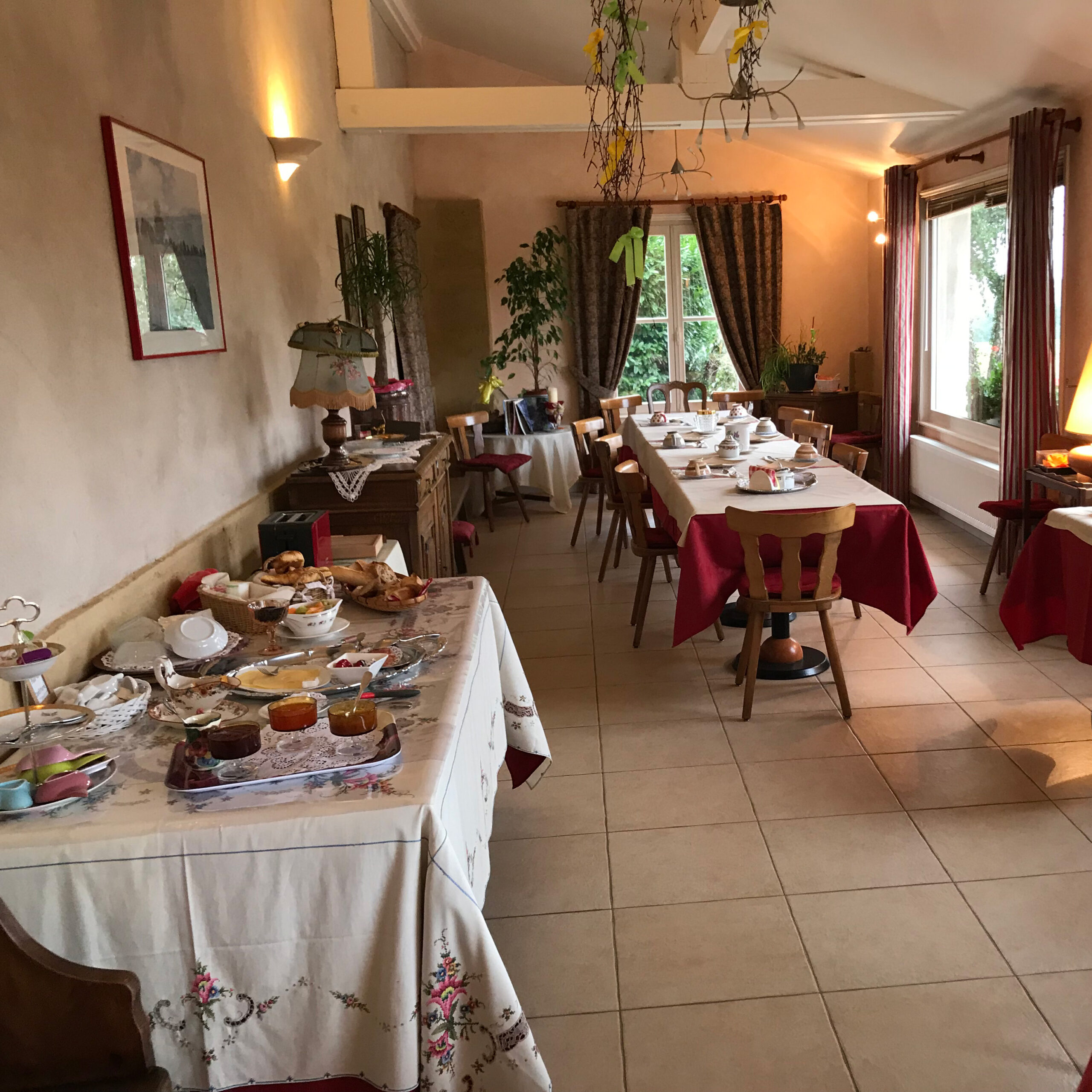 Sala śniadaniowa w Domaine de Gondrange w Havange z nakrytymi stołami