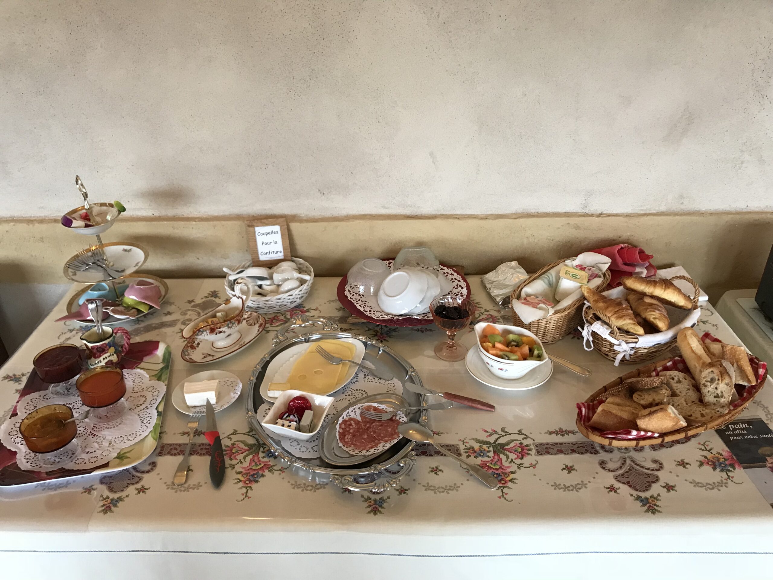Śniadanie w Domaine de Gondrange z pieczywem croissantami serami konfiturami i kawą