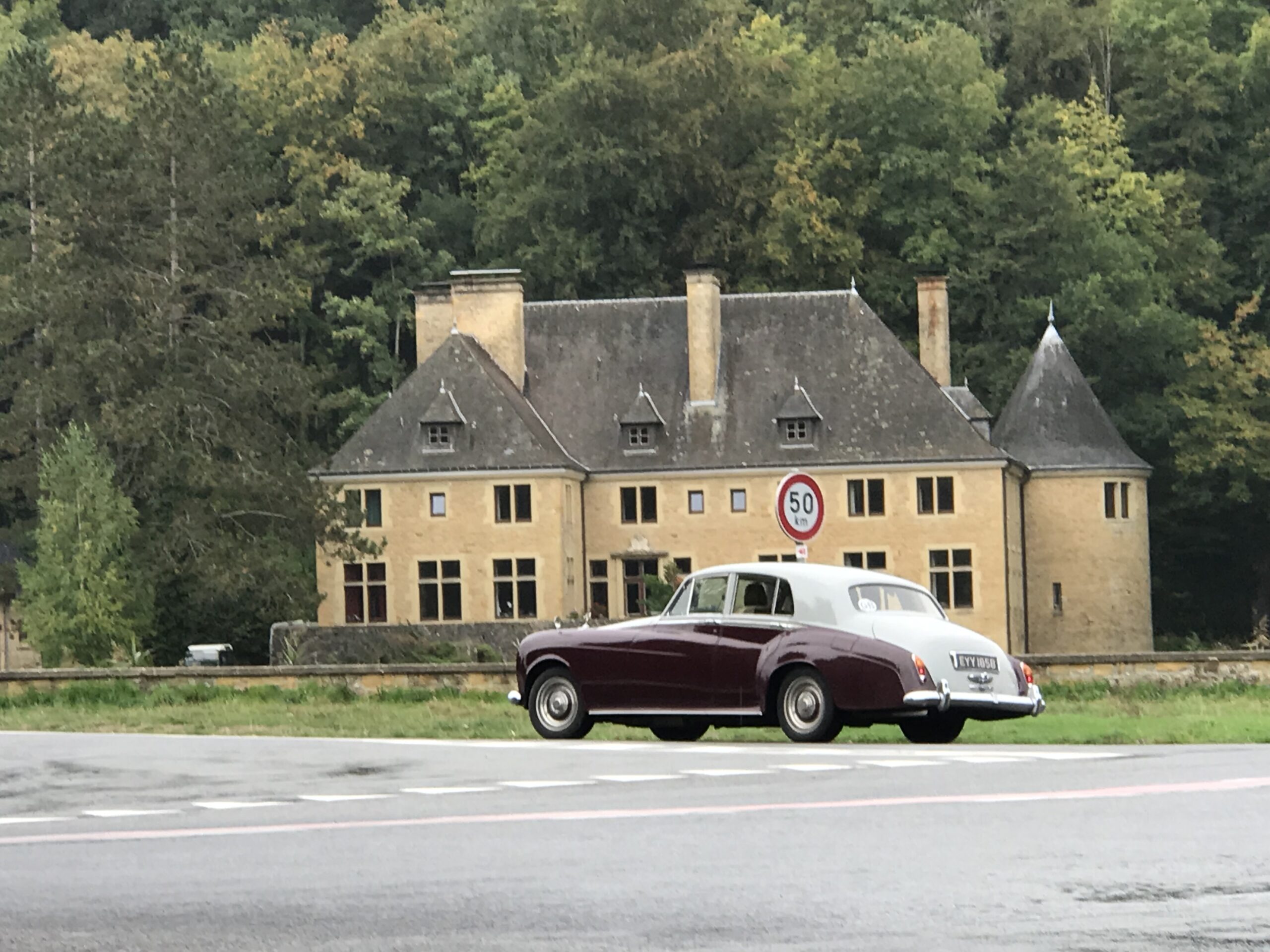 Rolls-Royce Silver Cloud przejeżdżający przez Orval w Walonii