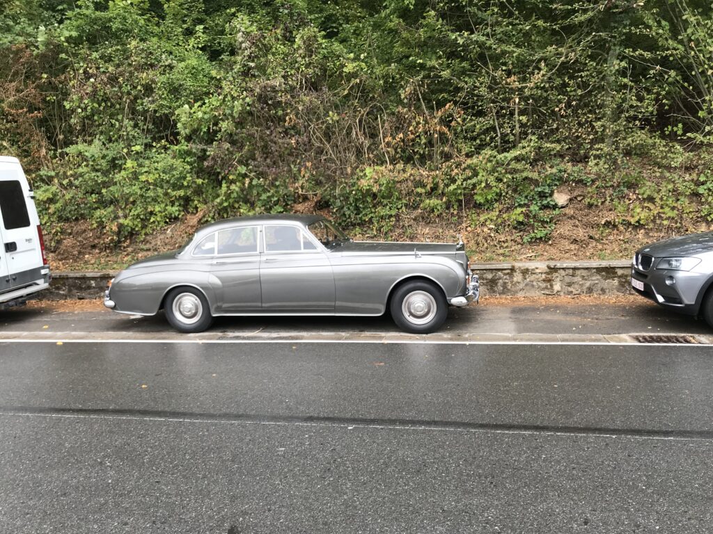Bentley S3 Continental: Sportowy Luksus z Lat 60. w Orval, Belgia Bentley S3 Continental: Sportowy Luksus z Lat 60. w Orval, Belgia
