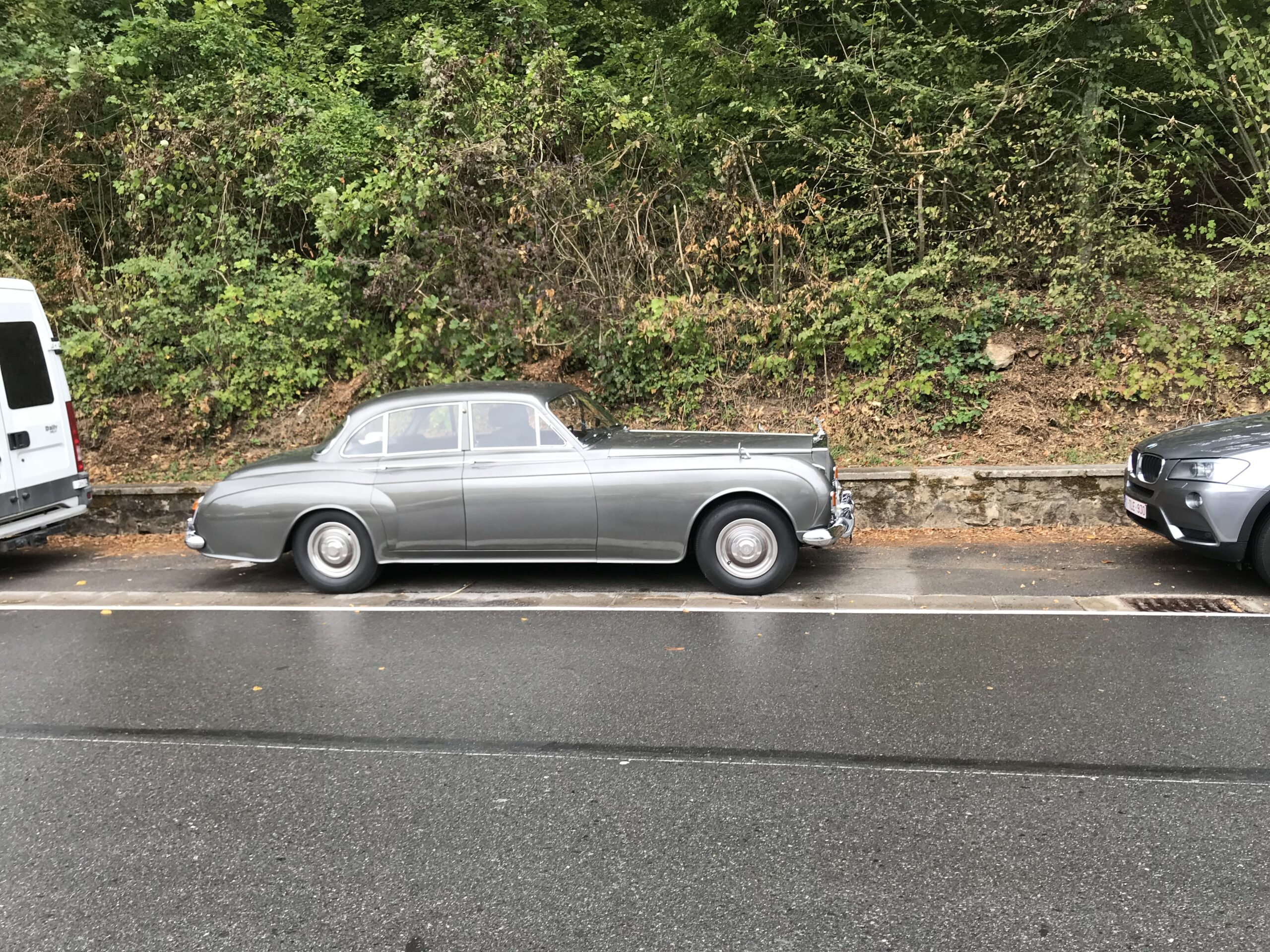Szary Bentley Continental Park Ward w Orval widziany z boku