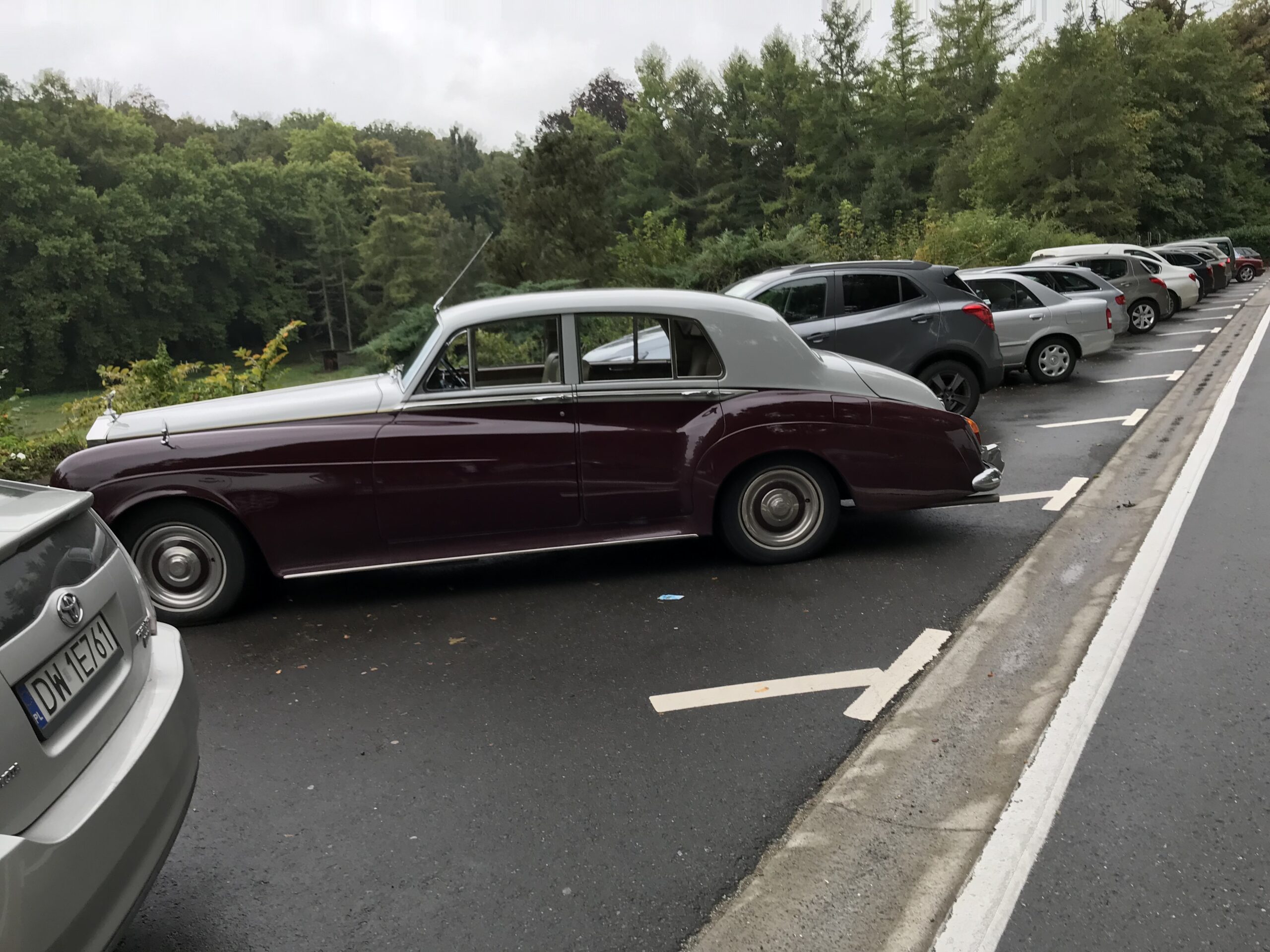 Dwukolorowy Rolls-Royce Silver Cloud zaparkowany w Orval