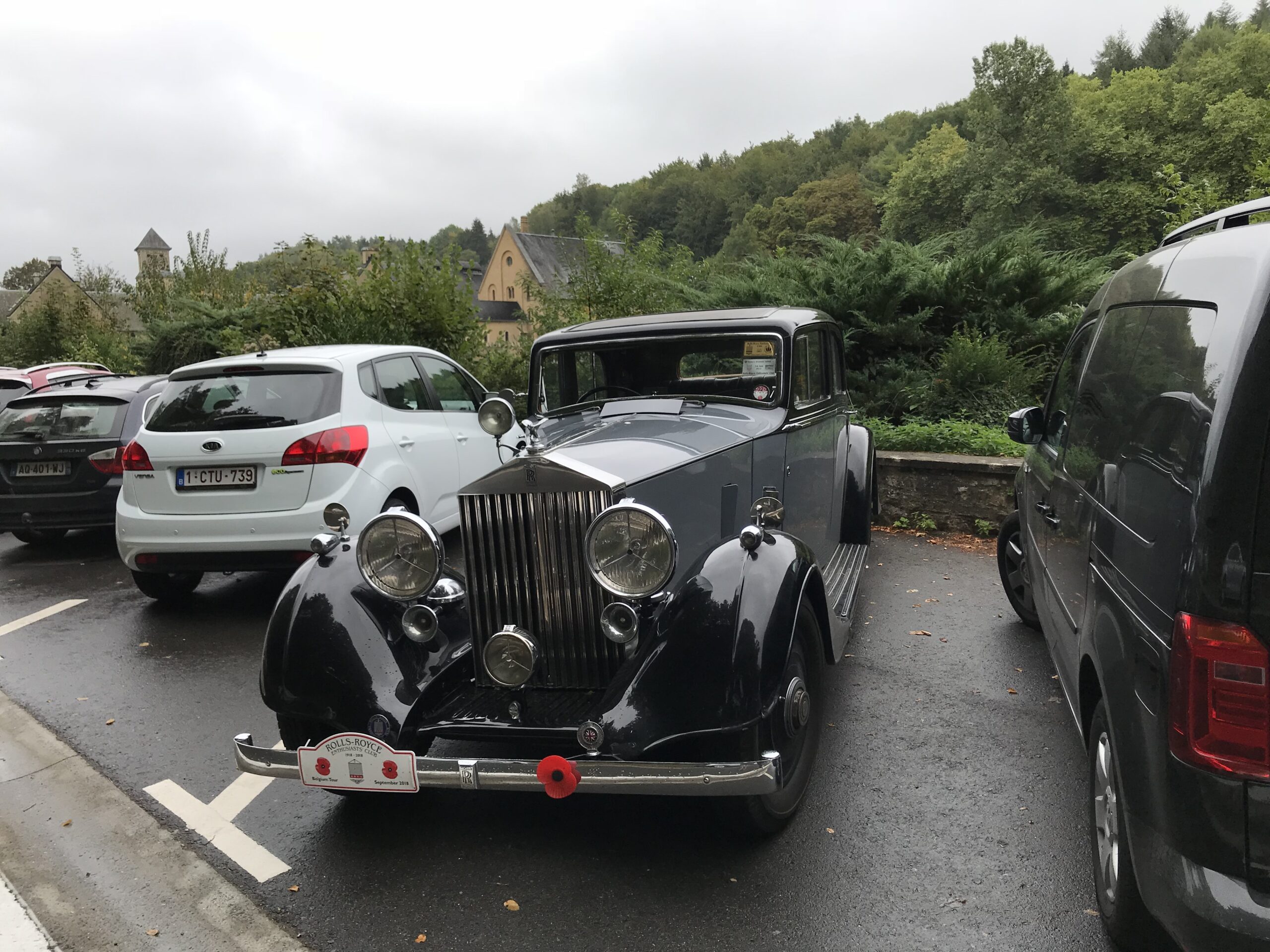 Rolls-Royce Phantom III widziany od przodu na parkingu w Orval