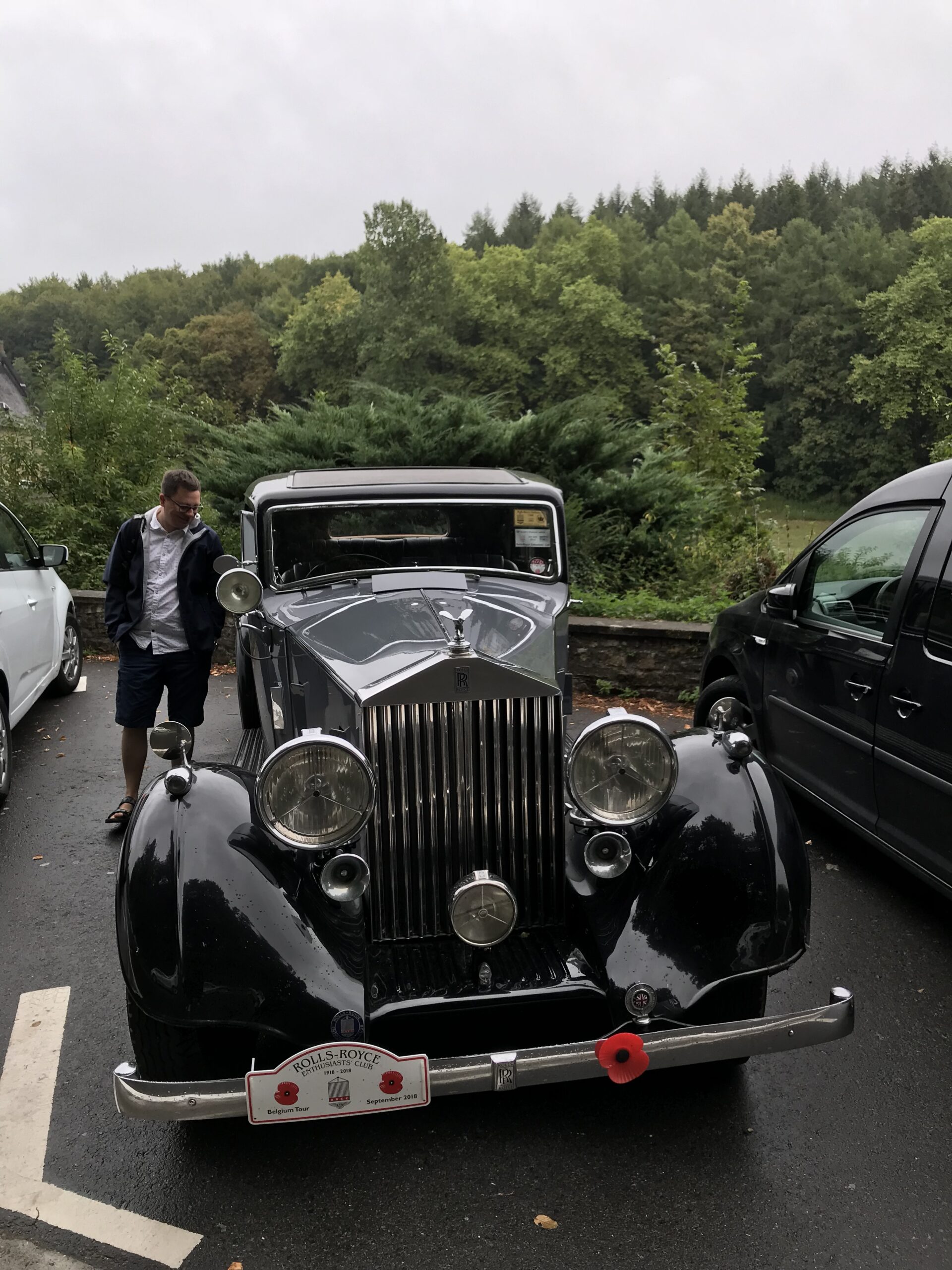 Szymon obok Rolls-Royce Phantom III w Orval